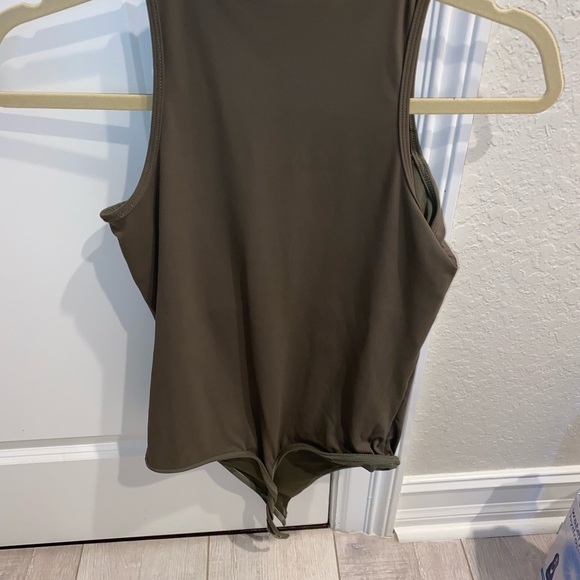 Peek-A-Boo Brami Suit - Cut-Out & Seamless - Picture 3 of 3